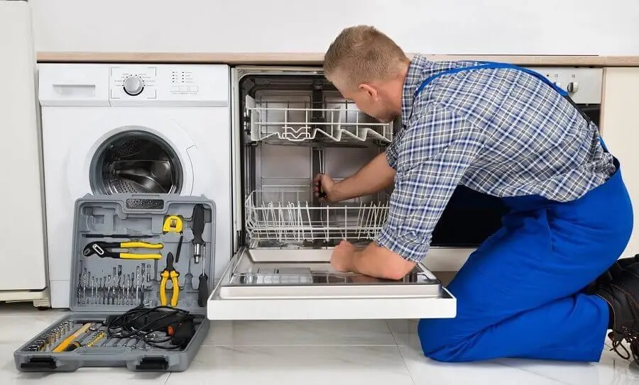 Etimesgut Protherm servisi teknisyen ekibi beyaz eşya tamiri yaparken